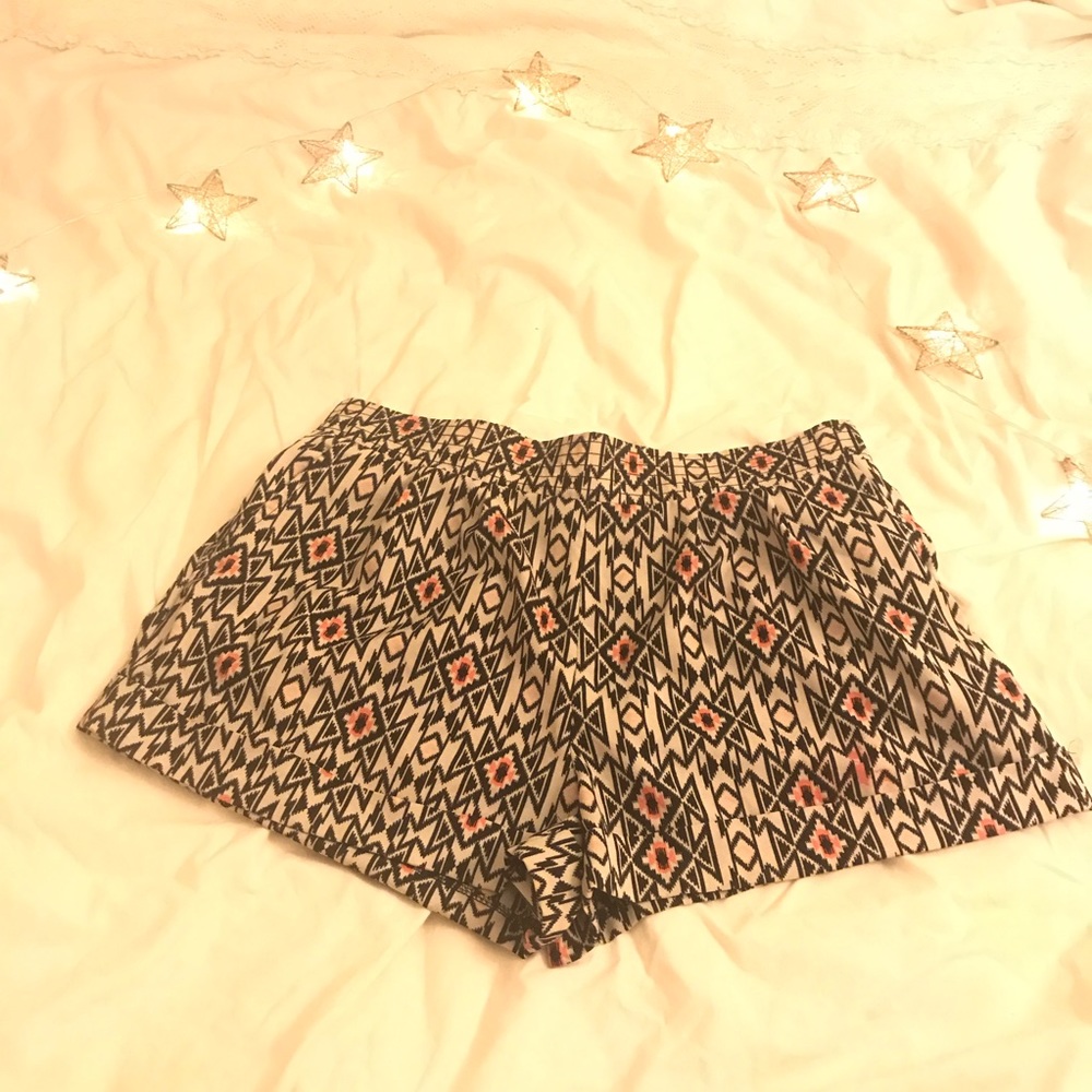 Tribal pattern Bermuda shorts